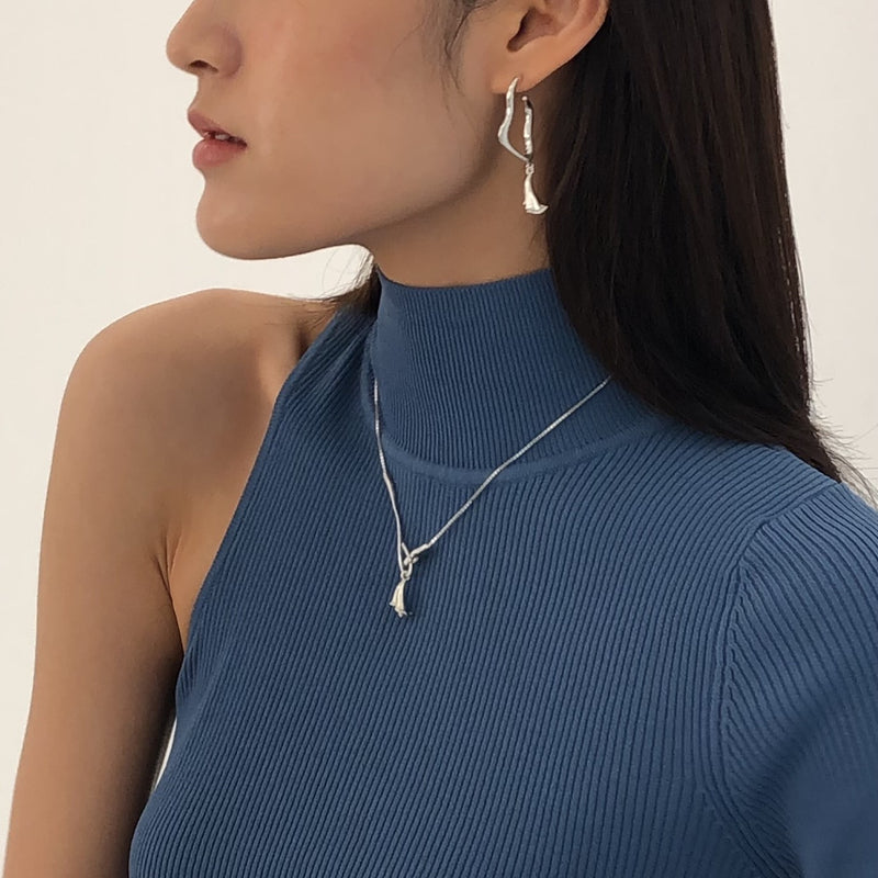 Loop Calla Necklace