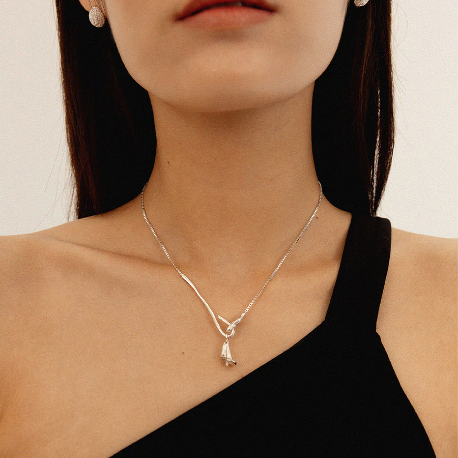 Loop Calla Necklace